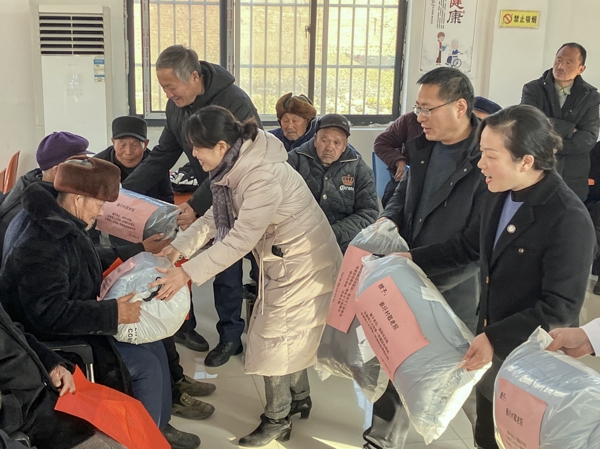 201304-809341.jpg 2現(xiàn)場為老人發(fā)放慰問物資_愛奇藝.jpg