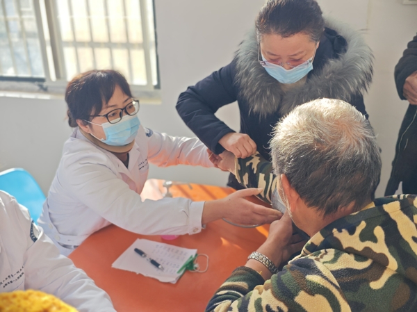 201437-699008.jpg 7現(xiàn)場為老人們進行免費體檢_愛奇藝.jpg