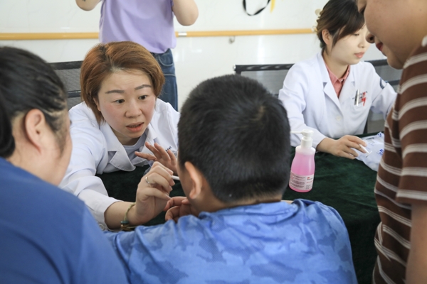 醫(yī)護(hù)人員為孩子進(jìn)行口腔疾病篩查1_愛(ài)奇藝.jpg